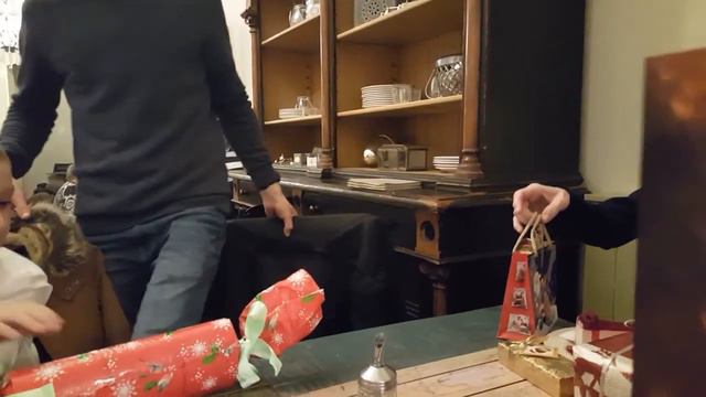 Идем раздавать подарки и получать подарки. Распаковываем подарки. смотреть онлайн