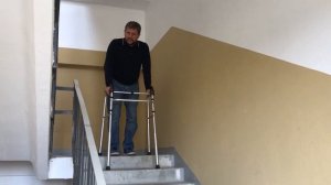 Ходунки для ходьбы по лестнице для инвалидов и пожилых людей. Презентация в подъезде