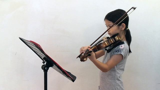 9-year-old attempts "Canon In D" on a violin. смотреть онлайн