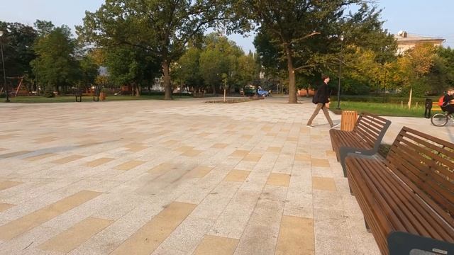 Сквер Молодой Гвардии Луганск. Утренняя прогулка! смотреть онлайн