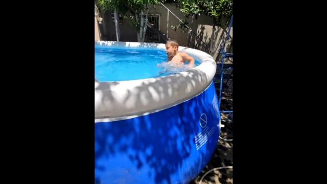 Бассейн во дворе, ЛУКА ПЛАВАЕТ И ДЕЛАЕТ ТРЮКИ (игры с водой и прыжки) смотреть онлайн