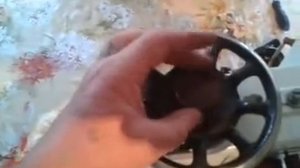 Как из электрической швейной машинки Чайка сделать ручную.
