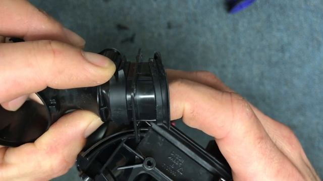 Vacuum repairman shows How to take apart and clean a Dyson cordless V7/V8 смотреть онлайн