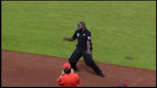 Охранник хорошо танцует) Все аплодировали стоя!