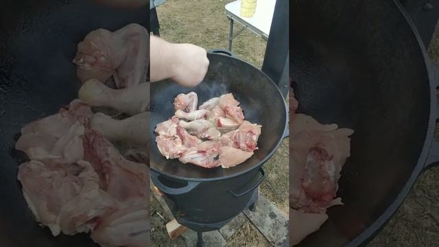 Макарошки с сочной курочкой в казане на костре! Почти как плов. смотреть онлайн