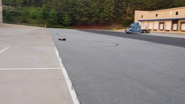 Traxxas Erevo 2.0 vs Maxx part 1 of 2 смотреть онлайн