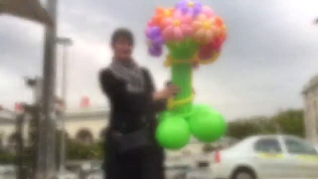 Букет цветов из шаров в объятьях Смайлика смотреть онлайн