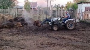 Минитрактор Скаут Т220В с фронтальным погрузчиком в работе.