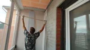 Ремонт балкона. Монтируем ПВХ панели на клей-пену. Быстрый и простой способ.