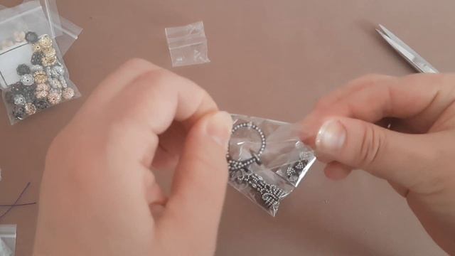 Распаковка фурнитуры с АлиЭкспресс. Шапочки, бусины, замочки... смотреть онлайн