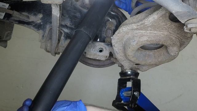 Ford Focus (2001 - 2005) - Rear shock absorber removal and refitting смотреть онлайн