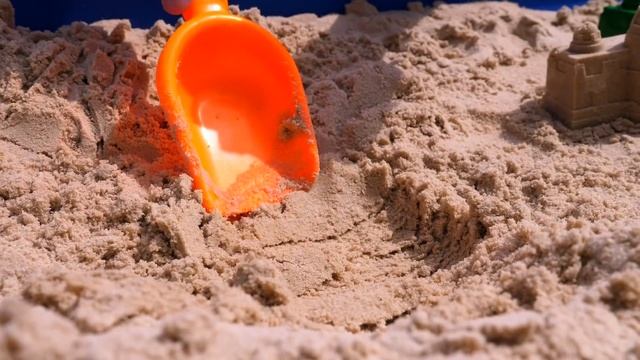 Песочница для малышей и игрушечные динозавры — Лепим куличики из песка и учим цвета — Игры в песке смотреть онлайн