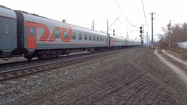 Тепловоз 2ТЭ10УТ-0038 с поездом №132У Москва — Орск