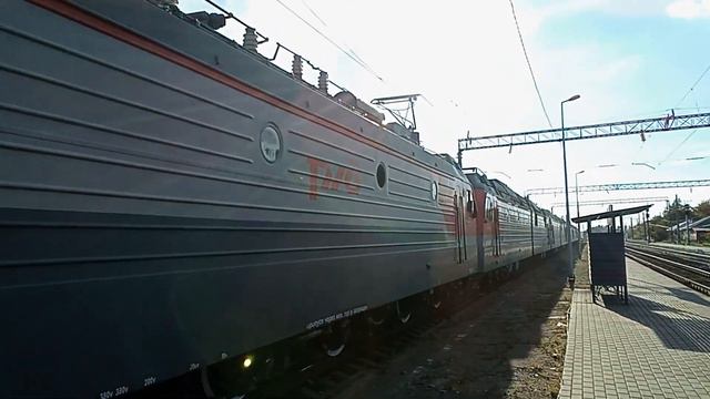 Очень красивые Электровозы едут мимо железнодорожной станции Ростова по запасным путям смотреть онлайн