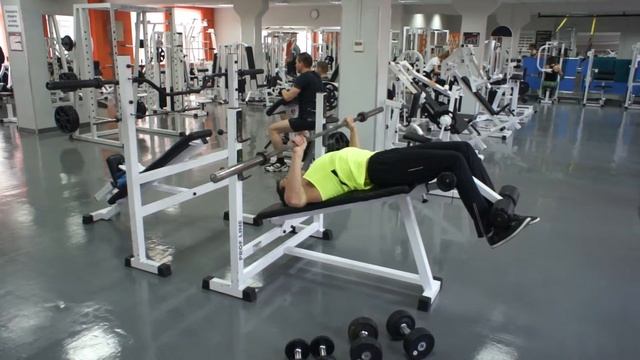 Жим штанги лежа на скамье с наклоном вниз смотреть онлайн