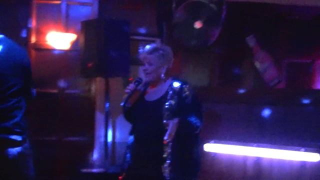 Renee de Haan "Ik heb niks met jou te maken" in café de Tol in Dordrecht live смотреть онлайн