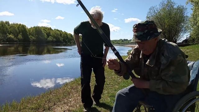 У реки мужики. Батько рыбачит. Новости с реки 30 мая 2020. смотреть онлайн