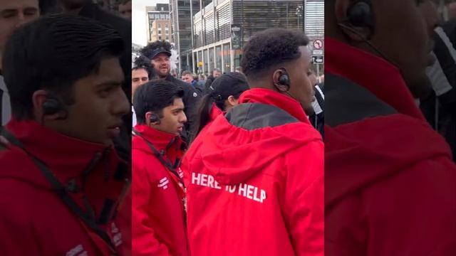 Manchester United vs Newcastle United fans riot before the game смотреть онлайн