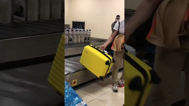 Varadero, Airport, Cuba. Аэропорт Варадеро, Куба. Кинолог с собакой проверка багажа