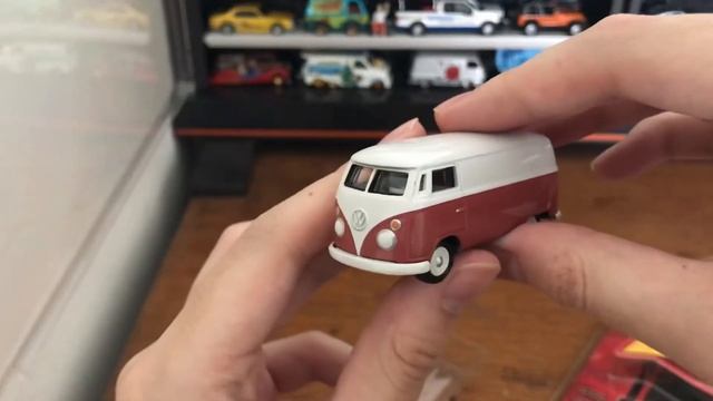 Johnny Lightning Volkswagen Type 2 T1 Bus смотреть онлайн