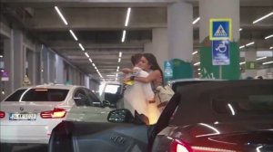 Редкое видео, на котором Керем Бюрсин встречает Ханде Эрчел в аэропорту!