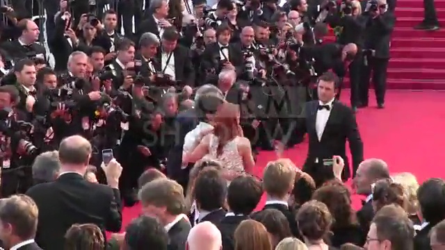 Cannes_Film_Festival_2014_Kristen_Stewart_and_cast_at_the_Sils_Maria_Premiere_in_Cannes_medium