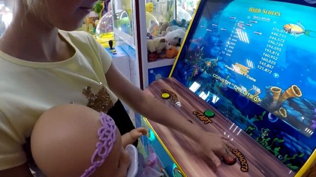Baby Born катается на мотоцикле, а Mery на гиборде смотреть онлайн