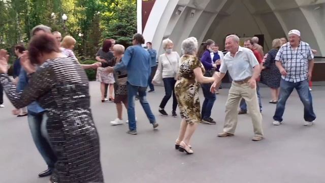 ГОВОРИЛ, ЧТО Я ТВОЯ КОРОЛЕВА!???/ТАНЦЫ В ПАРКЕ ГОРЬКОГО ХАРЬКОВ МАЙ 2021 смотреть онлайн