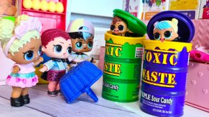 ПОПАЛИСЬ! КОНФЕТНЫЕ МЫШКИ!🐭🤣 Семейка ЛОЛ сюрприз в магазине! Смешные куклы мультики Даринелка