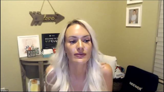 All Things Host a Post, Influencer Application, & Signing Distributors with Brittani Hayes смотреть онлайн