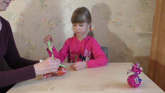 Шары на елку. Новогодние поделки с детьми. Елочные украшения на новый год своими руками. смотреть онлайн