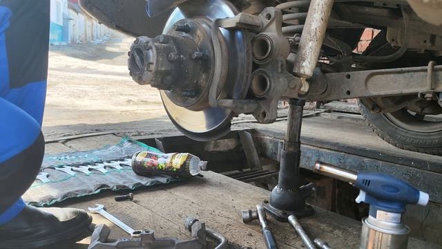 УАЗ Патриот. Замена передних тормозных колодок и смазка суппорта. смотреть онлайн
