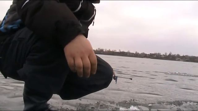 Ловля окуня и плотвы ранней весной. смотреть онлайн