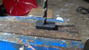 Сверлю магнит в домашних условиях.   Что из этого вышло?