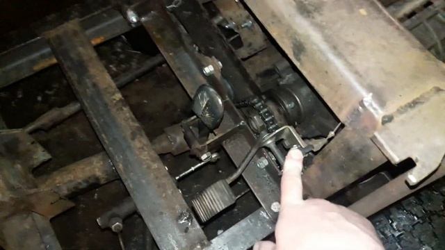 Минитрактор переломка,обзор сцепления и педального узла.Overview of the clutch and pedal Assembly. смотреть онлайн