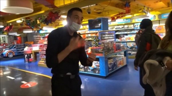 INSIDE HAMLEYS TOY STORE, LONDON CHRISTMAS SHOPPING, LARGEST TOY SHOP IN THE WORLD, LONDON HAMLEYS