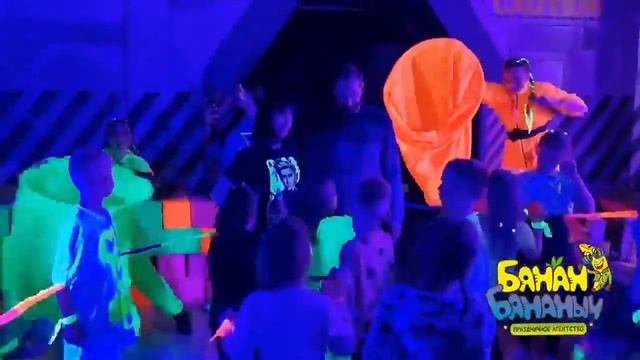 Неоновые вечеринки рулят! Одежда, ногти, носки... у нас светится все! смотреть онлайн