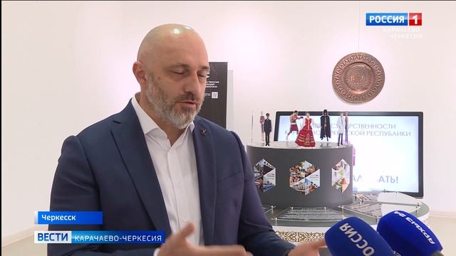 В картинной галерее Республиканского музея открылась выставка к 100-летию государственности КЧР смотреть онлайн