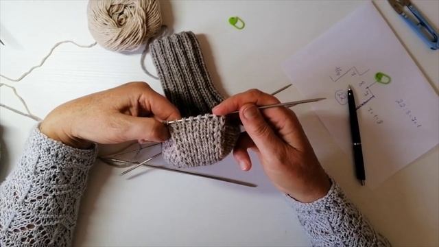 Как связать носки спицами с усиленной пяткой. ПРОСТОЙ СПОСОБ. Урок для начинающих. смотреть онлайн