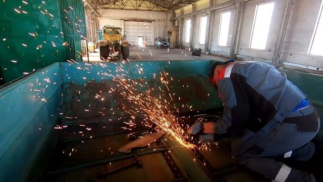 Навозоразбрасыватель ждет тебя! Первый день после отпуска! смотреть онлайн