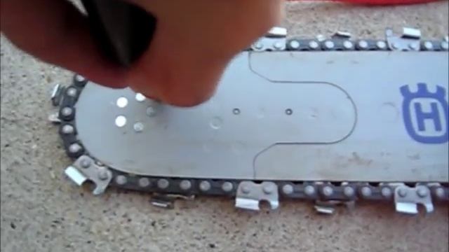 How to grease lubricate bar tip sprocket Husqvarna Chainsaw Maintenance 562xp 555 560xp 562 xpg смотреть онлайн