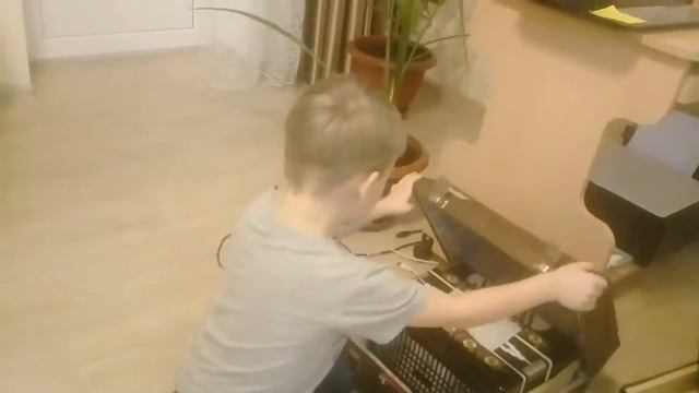 Кировская гармошка - даже ребенок хочет сыграть )) смотреть онлайн