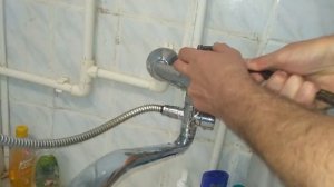 Течёт смеситель в ванной, что делать? Ремонт смесителя своими руками!