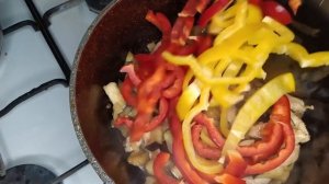 Простой рецепт самого вкусного овощного рагу с курицей на сковороде.