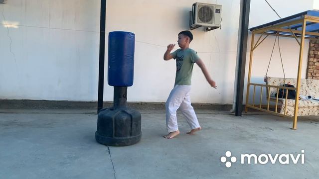 Отработка ударов ногами на груше дома. 집에서 위를 걷어차는 연습 смотреть онлайн
