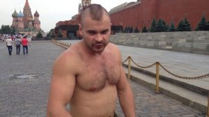 Почему Тесак ходит без майки
