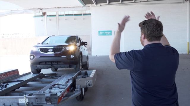 Loading a 2016 Kia Sorento On a U-Haul Car Hauler смотреть онлайн