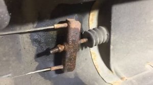 Опель Омега Б . Замена подвесного подшипника и тросика ручника .