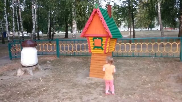 ГЛУСК. Марина на детской площадке.Домик принцессы и принца, качели.On a beautiful Playgr смотреть онлайн