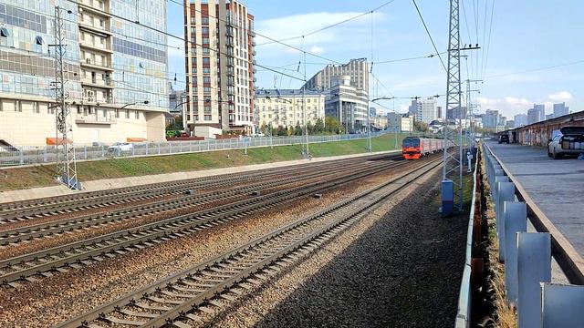 Электропоезд ЭП2Д-0088 отправляется со станции Новосибирск-Западный. смотреть онлайн